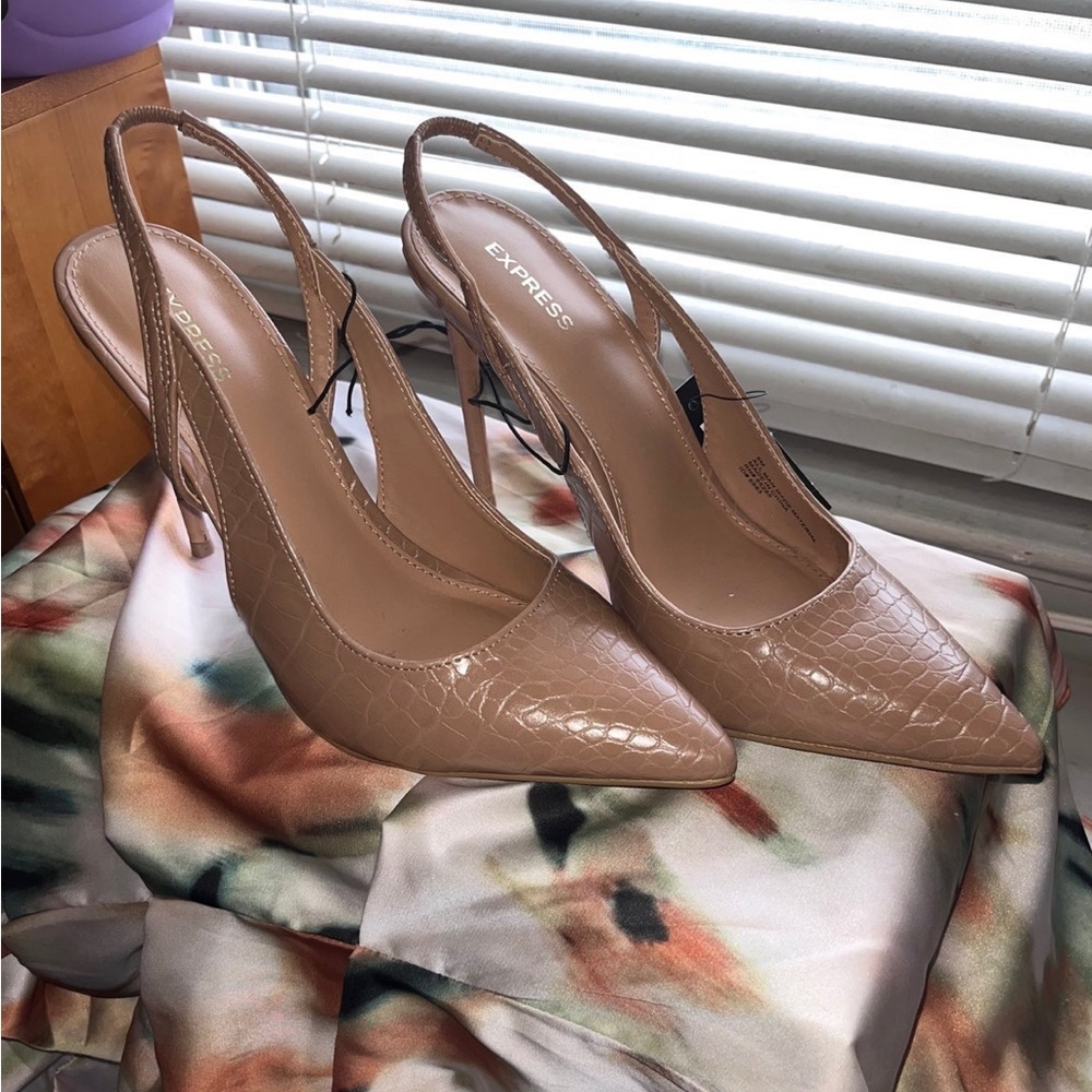 👡👡Express high heels faux Crocodile pattern.
Size 8 sling back high heel pump.